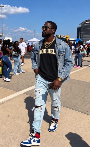 Stylish man wearing a black tee with the text "ROB HELL" on it.